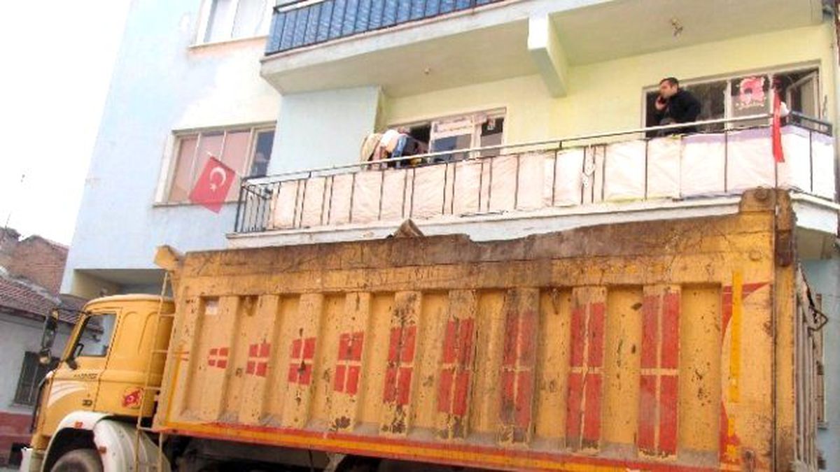 Aydın\'da Çöp Evin Tahliyesine Devam Edildi
