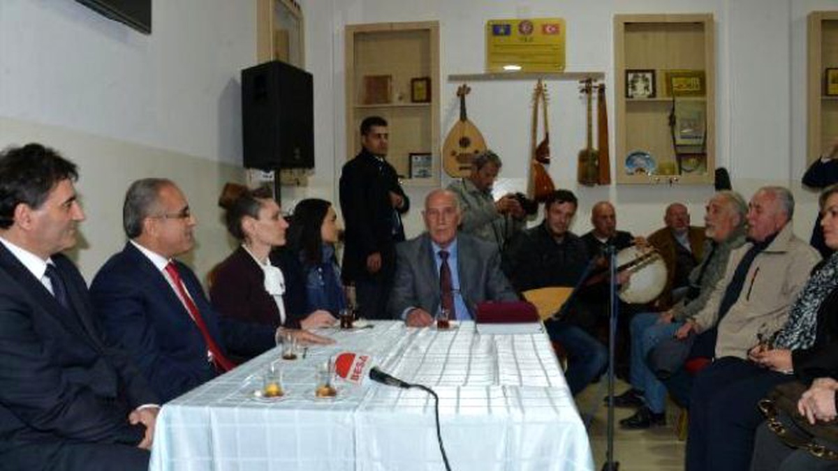 Bakan Yalçın Topçu, Prizren\'de Türkülere Eşlik Etti..