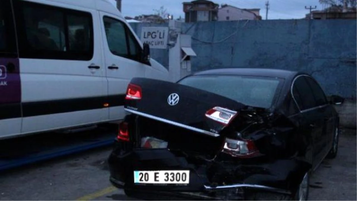 Çaldığı Minibüsle Savcının Otomobiline Çarpınca Yakalandı