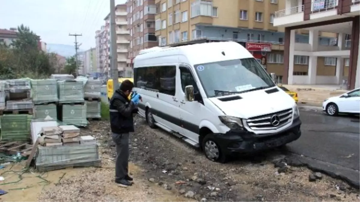 Çaldığı Minibüsle Savcının Park Halindeki Otomobiline Çarptı