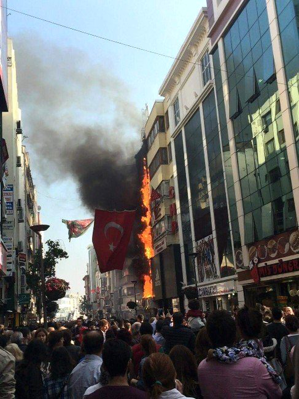 CHP Karşıyaka İlçe Başkanlığı\'nda Yangın Çıktı