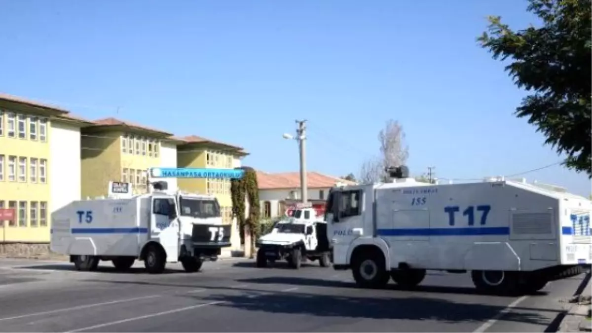 Diyarbakır\'ın Merkez Sur İlçesi\'ndeki Çatışmalarda 1 Kişi Öldü (2)