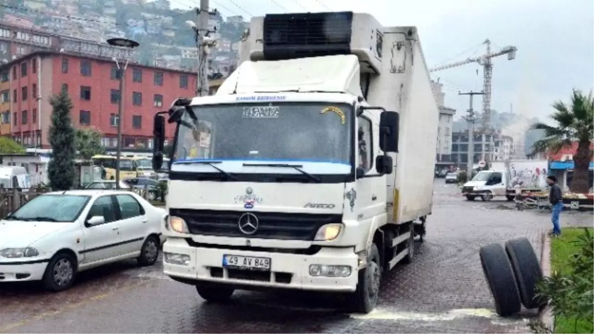 Gıda Yüklü Kamyonun Tekerleği Fırladı, Faciadan Döndü