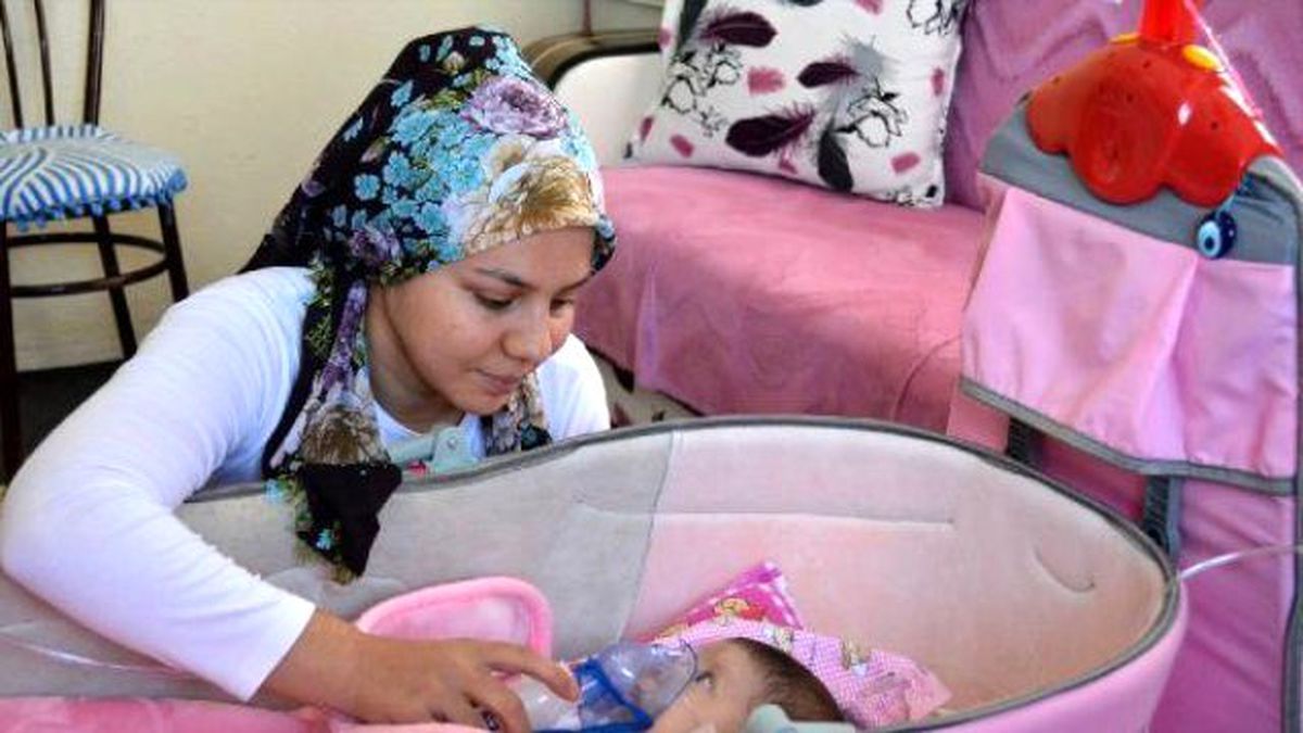 Annesi, Makineye Bağlı Yaşayan Hiranur'un Başından Ayrılmıyor