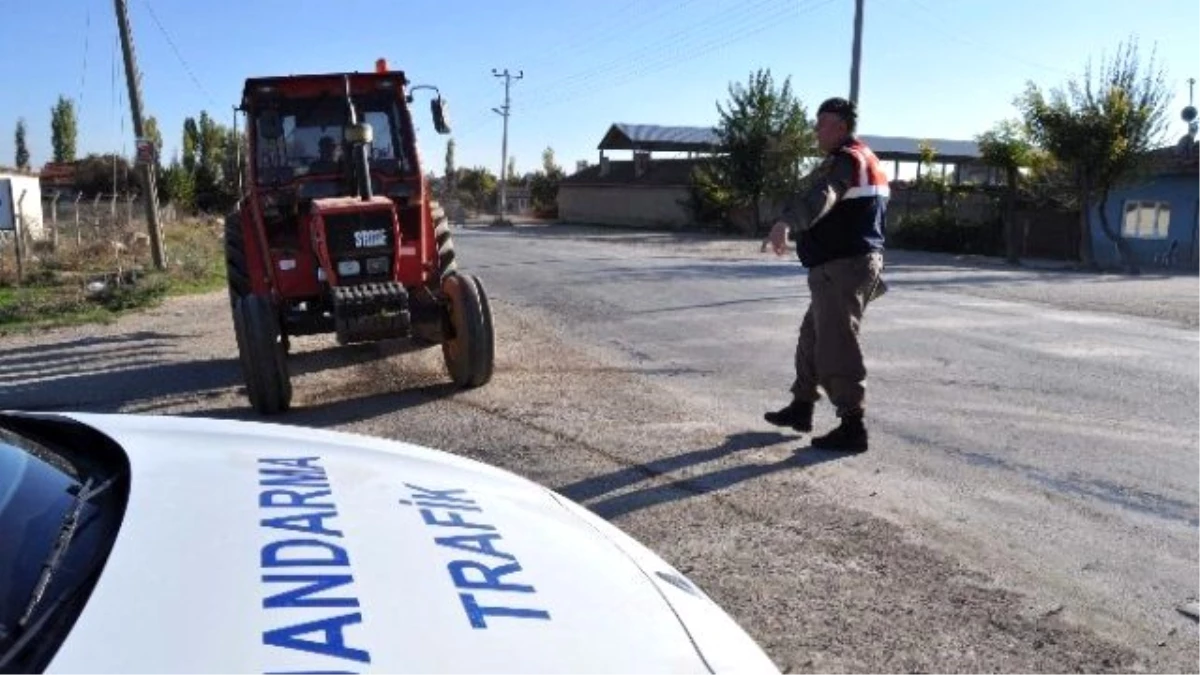 Jandarma Ekiplerinden Traktörlere Sıkı Kontrol