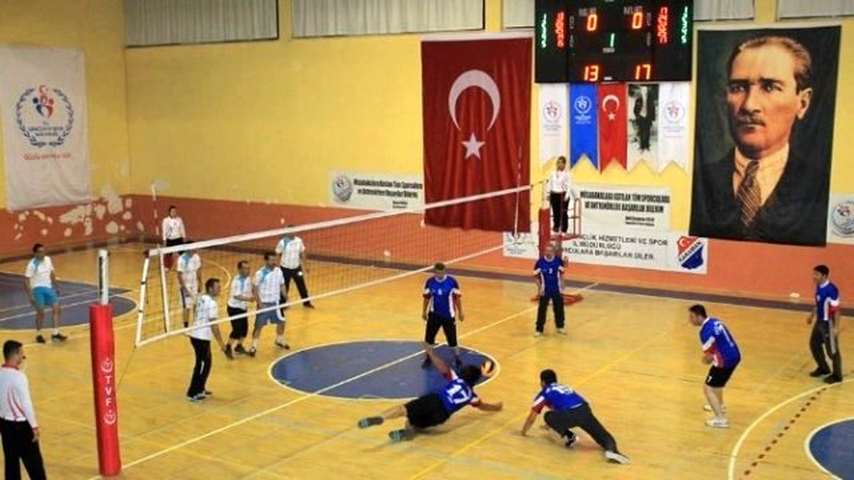 Karaman\'da Öğretmenler Günü Voleybol Turnuvası Başladı