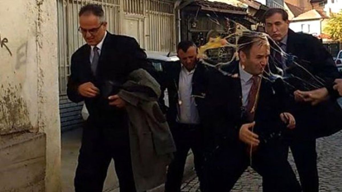 Kosova Adalet Bakanı Kuçi'nin Kafasına Yumurta Attılar