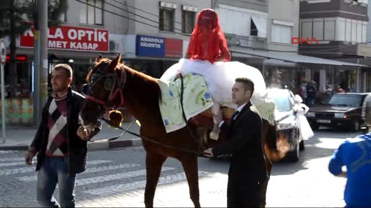 Gelini Atıyla Aldı