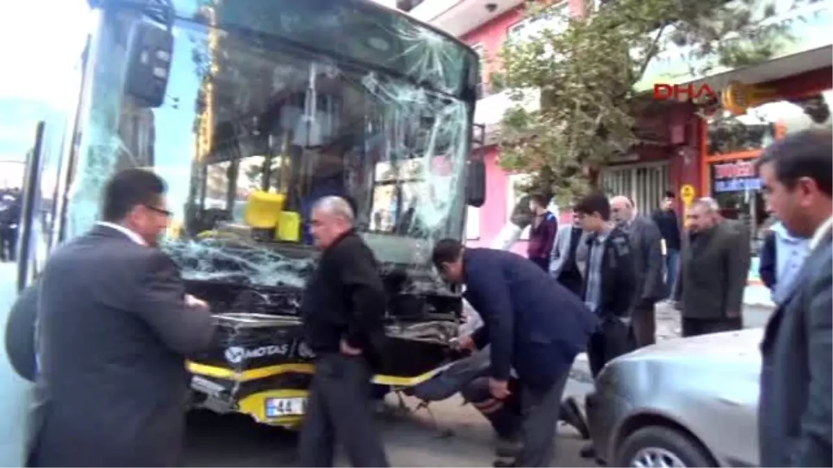 Malataya - Belediye Otobüsünün Şoförü Kalp Krizi Geçirdi, Ağaca Çarparak Durabildi