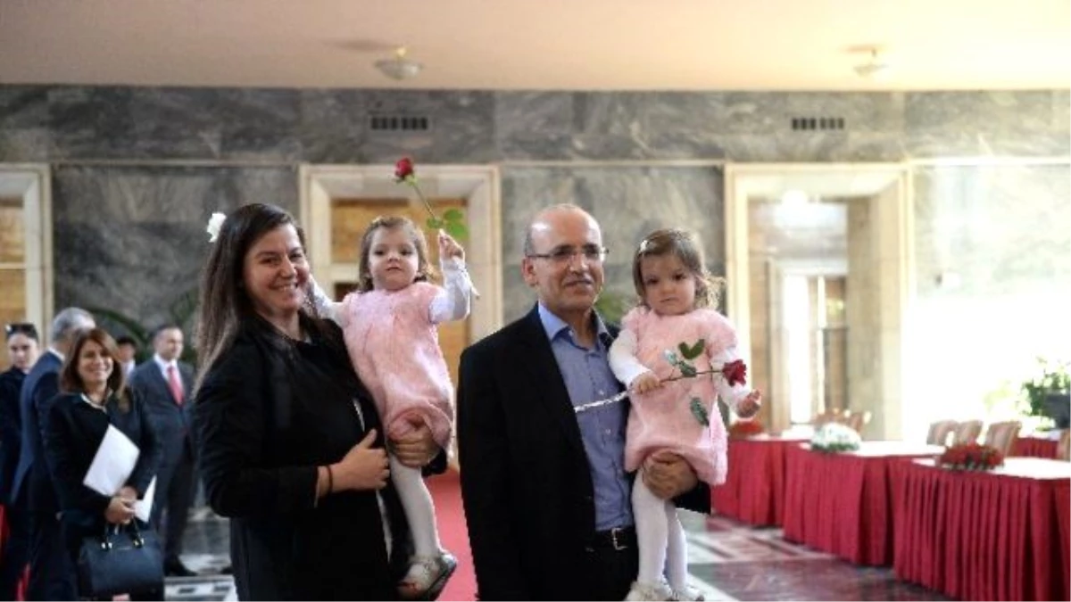 Maliye Bakanı Şimşek, Meclis\'e İkiz Kızlarıyla Gitti