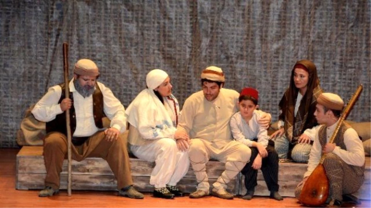 Mersin Şehir Tiyatrosu, Perdelerini "Eski Çarıklar" Oyunuyla Açtı