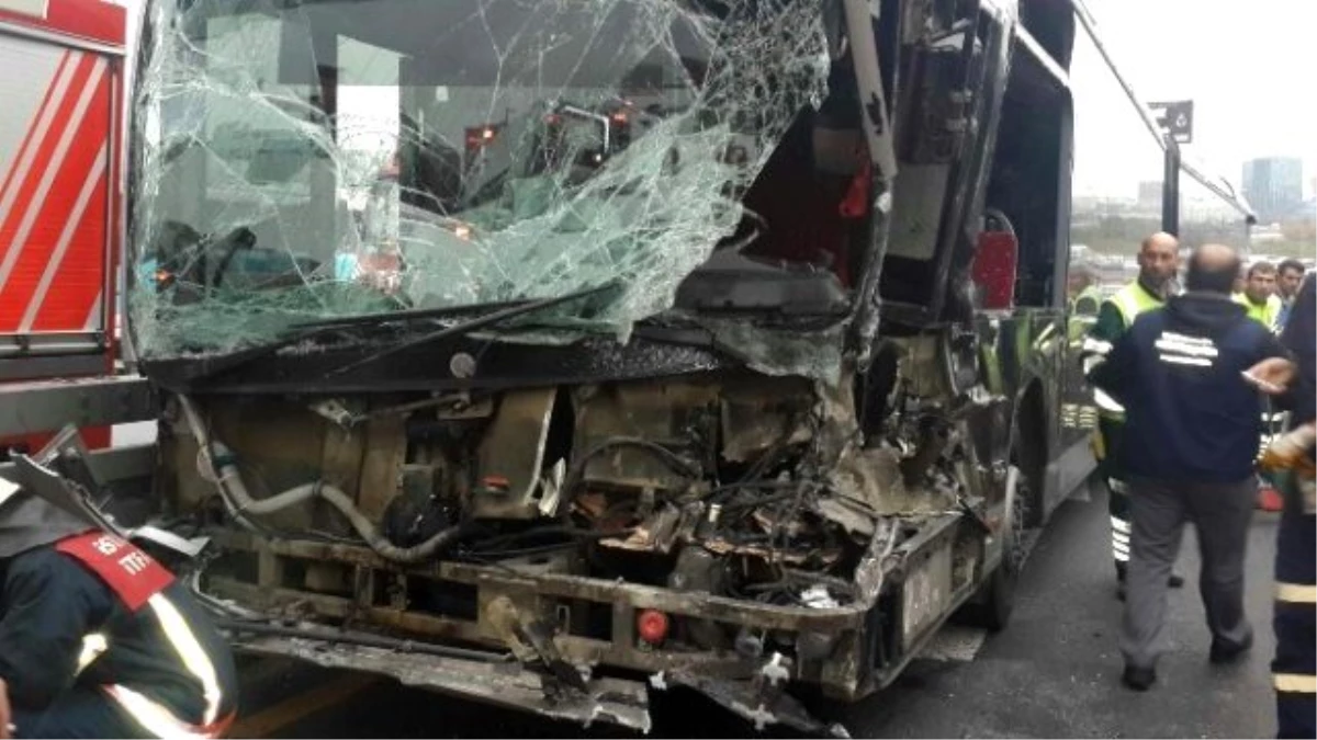 Sefaköy\'de Metrobüs, Otomobille Kafa Kafaya Çarpıştı: 5 Yaralı