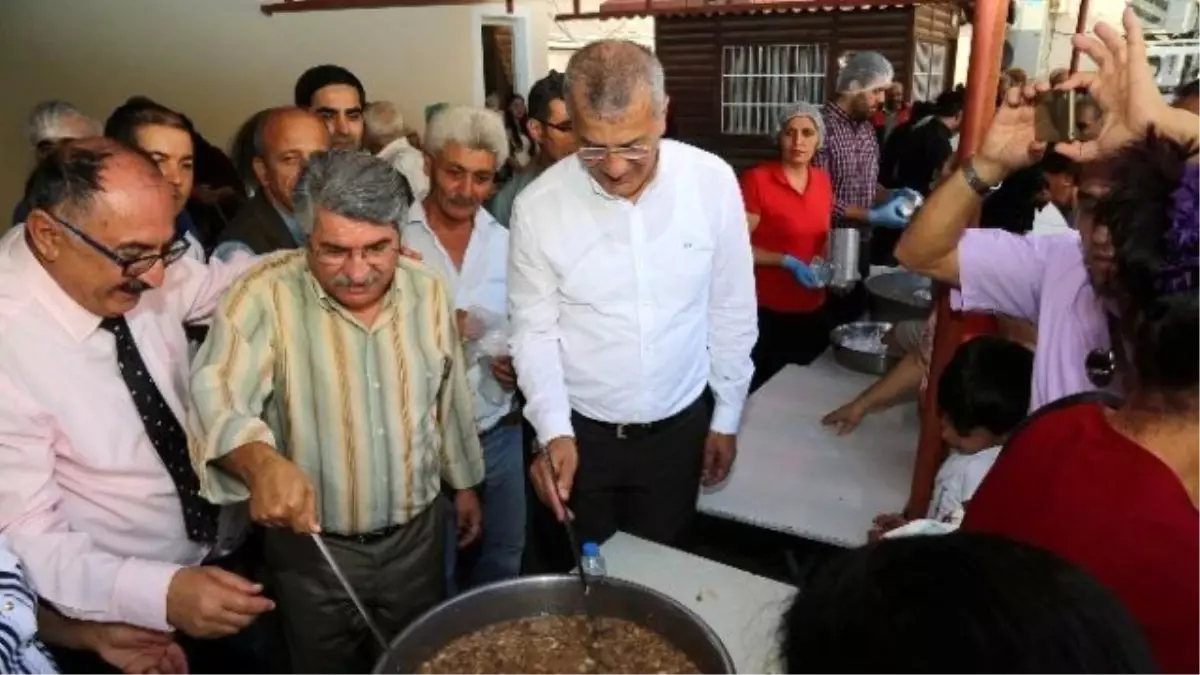 Milletvekili Sağlar ve Başkan Tarhan, Vatandaşlara Aşure Dağıttı