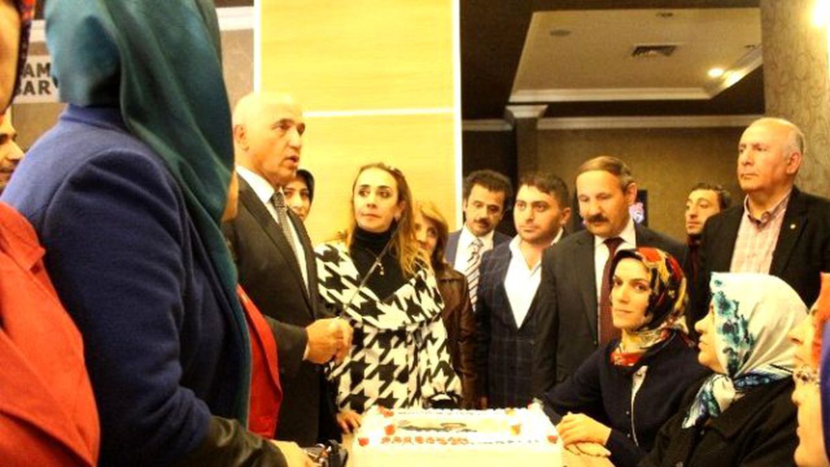 Mustafa Ilıcalı\'dan Teşekkür Pastası