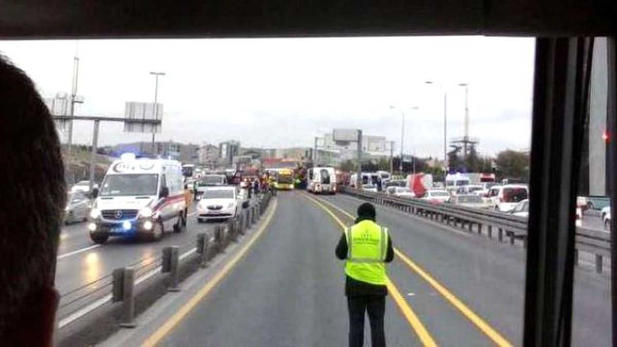 Otomobil, Metrobüsle Kafa Kafaya Çarpıştı