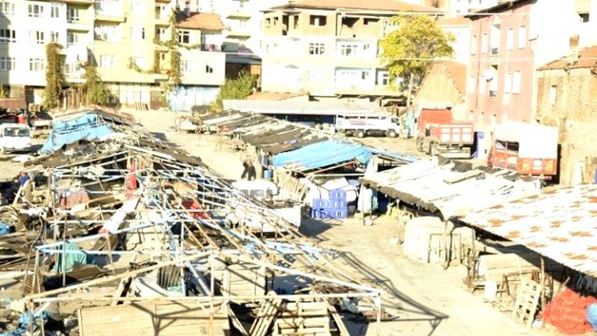Sungurlu\'daki Perşembe Pazarının Çatısı Yenileniyor