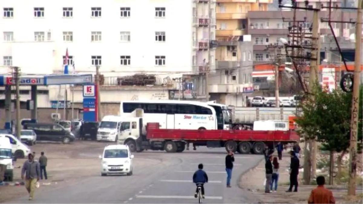 PKK\'lı Gruplar Cizre\'de Kestikleri Yolları Araçlardan Barikatlar Oluşturarak Kapattı