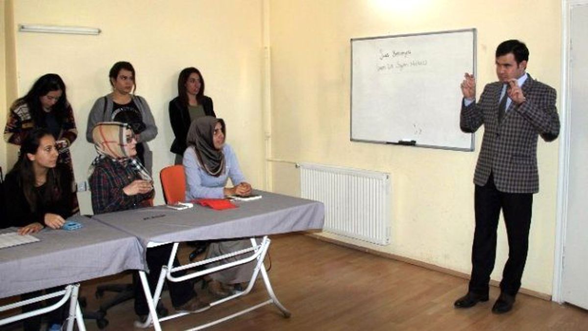 Sivas\'ta İşitme Engelliler Gönüllü Öğrencilerin Desteğiyle Ekpss\'ye Hazırlanıyor