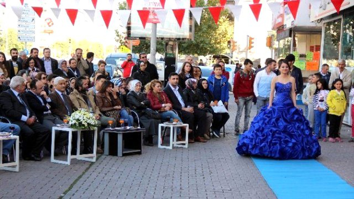 Sokak Defilesine Vatandaşlardan Yoğun İlgi