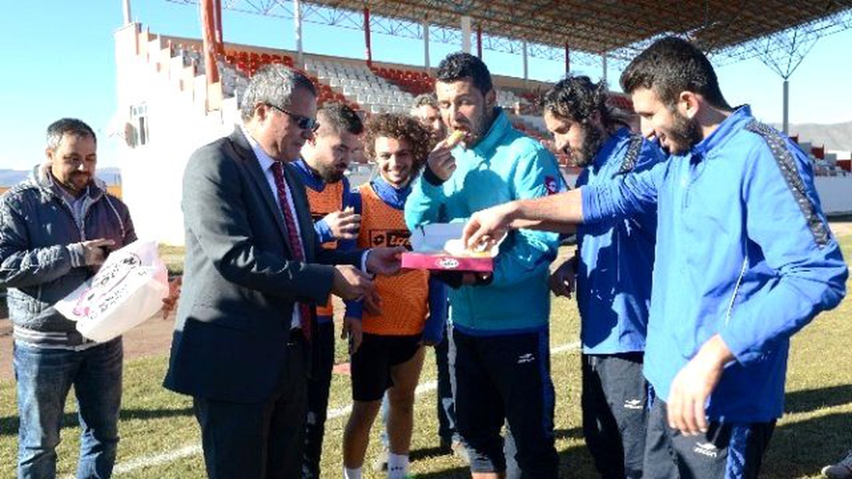 Vali Deniz\'den, Futbolculara Baklava İkramı