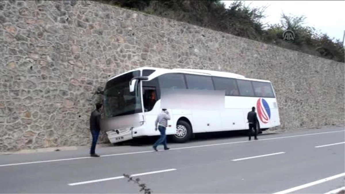 Akçakoca\'da Otobüs Duvara Çarptı: 1 Ölü, 1 Yaralı