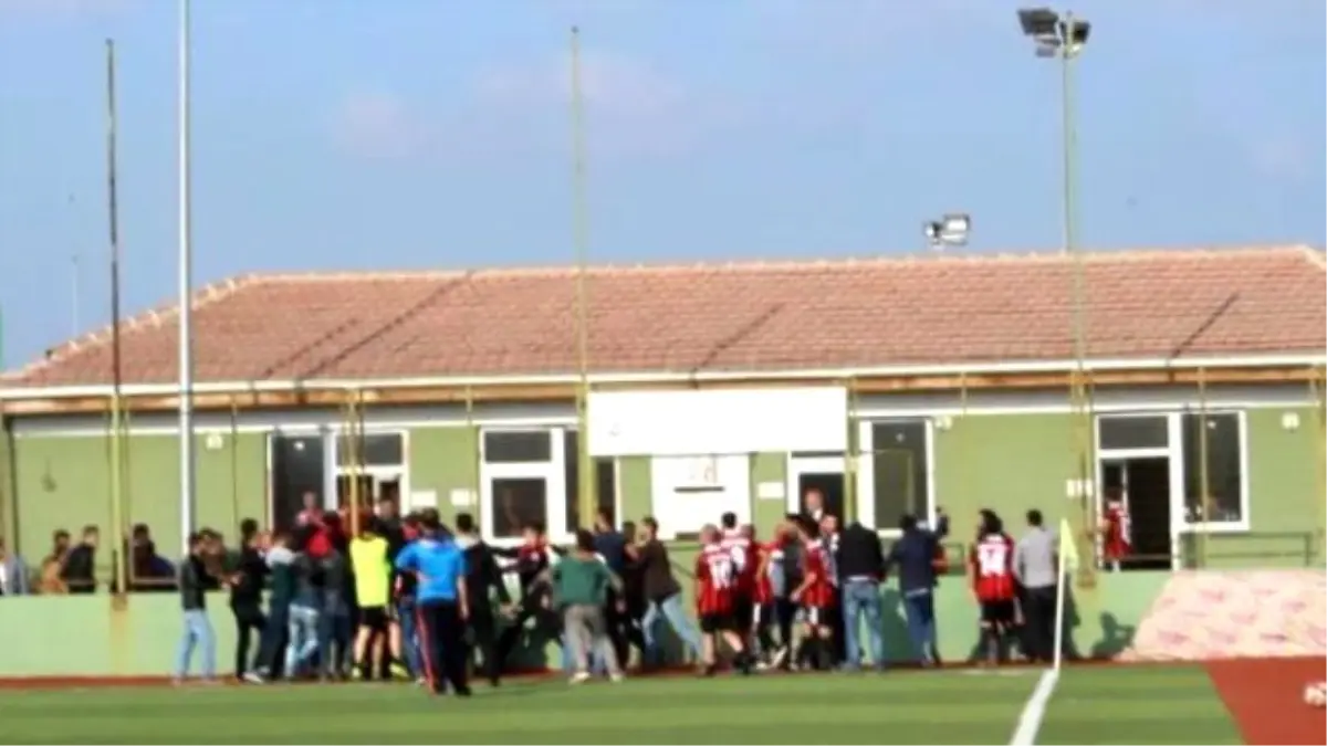 Amatör Maçtaki Kavgada 1 Futbolcu ve 1 Polis Yaralandı