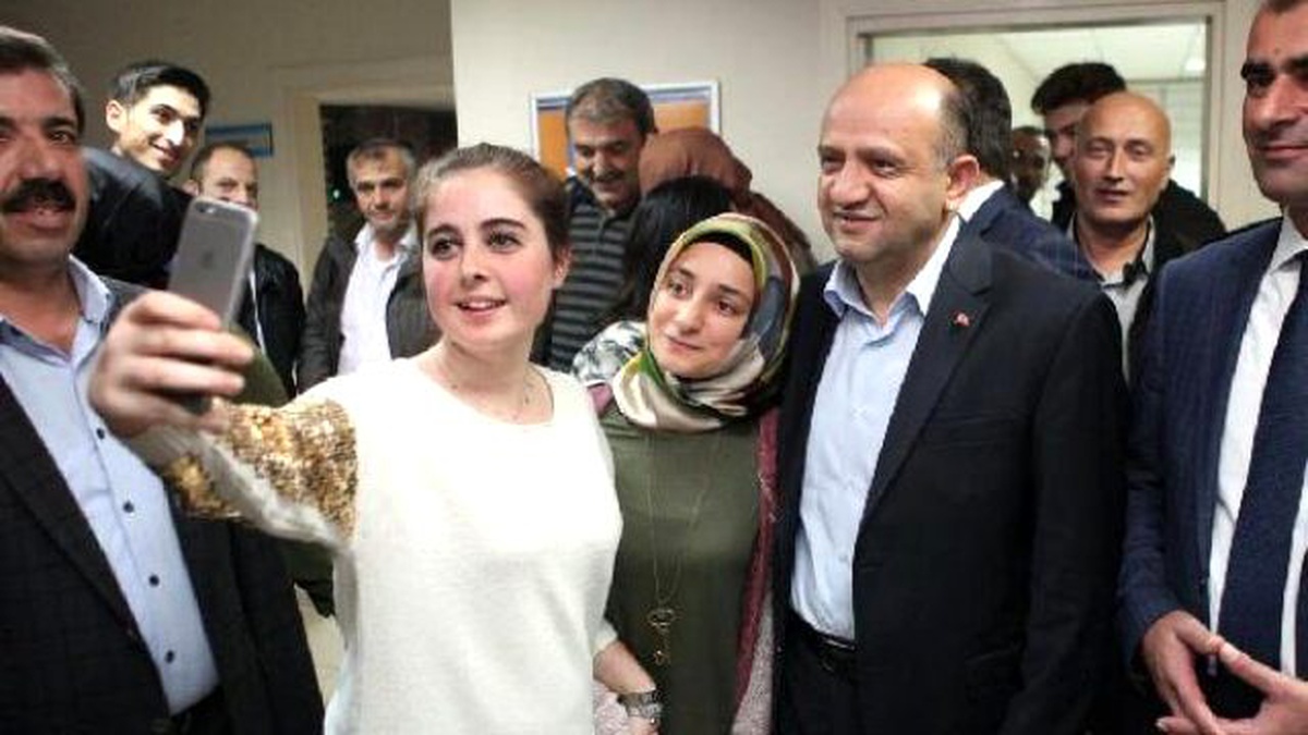 Bakan Işık\'ın İlçe Teşkilatı Ziyaretinde Selfie Çekimi