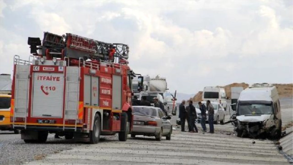 Başkale\'de Kaçakları Taşıyan Minibüs Kaza Yaptı, 24 Yaralı