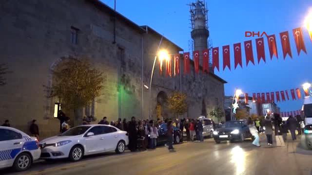 Erzurum \'Tarihine Tanık Ol\' Etkinliğinde Binlerce Erzurumlu Yürüdü 1-