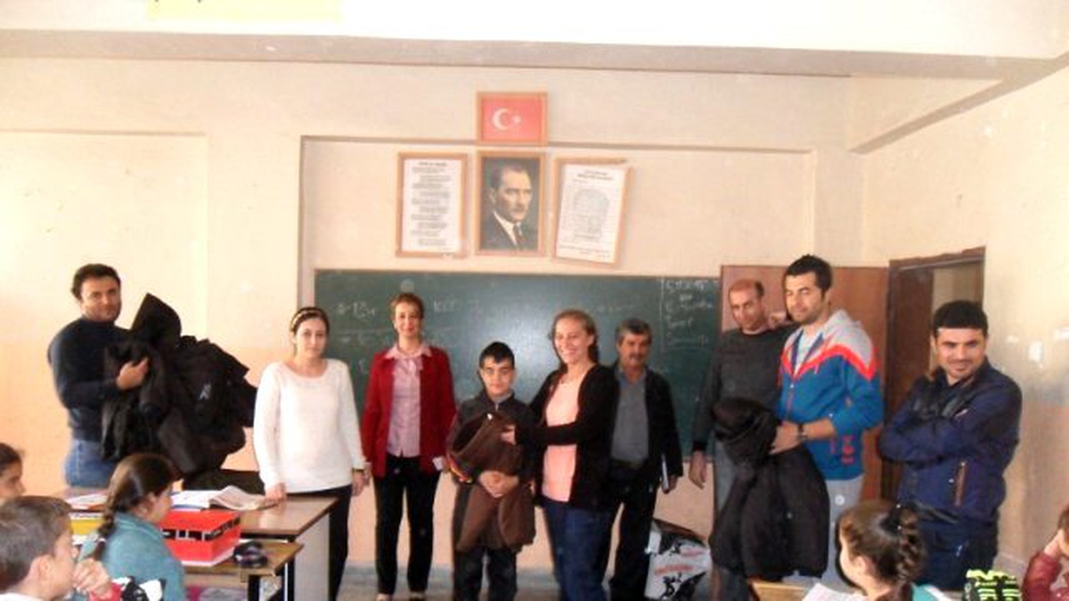Hayırsever Vatandaş, Öğrencilere Kışlık Mont Ve Bot Gönderdi