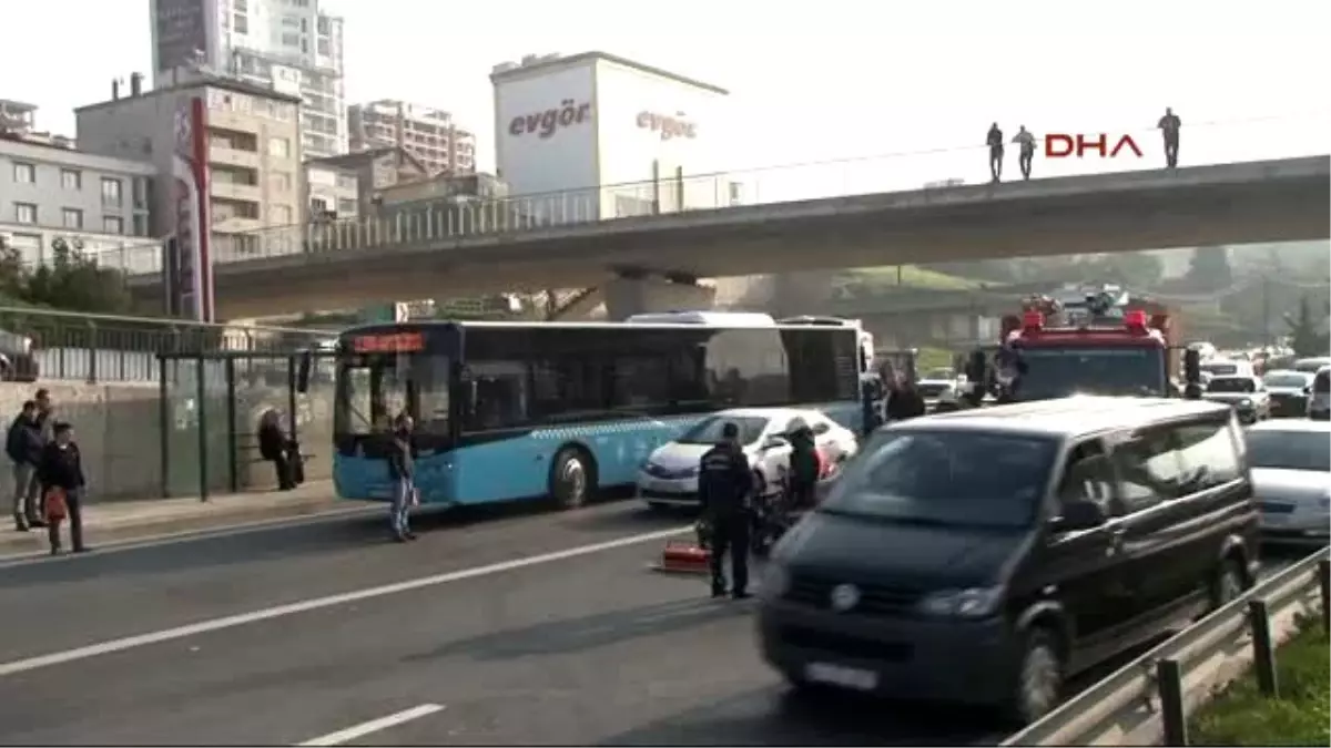 Otomobil, Halk Otobüsüne Çarptı 1 Yaralı