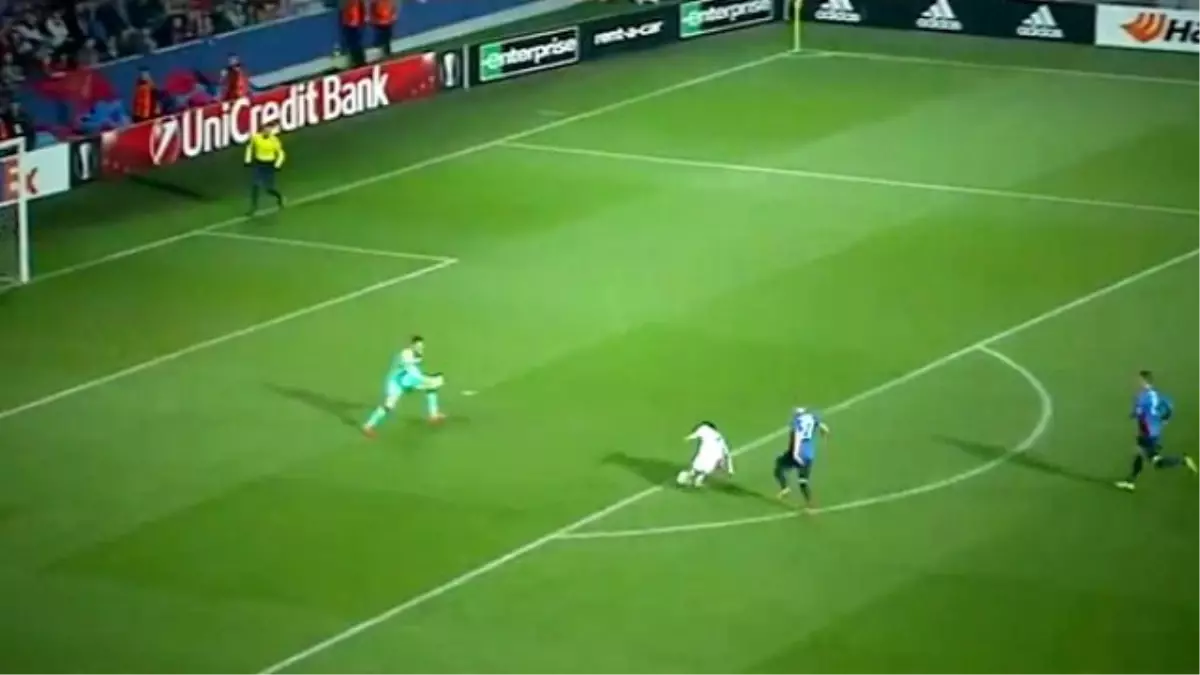 Rapid Wien'li Futbolcu, Düşerken İstem Dışı Gol Attı