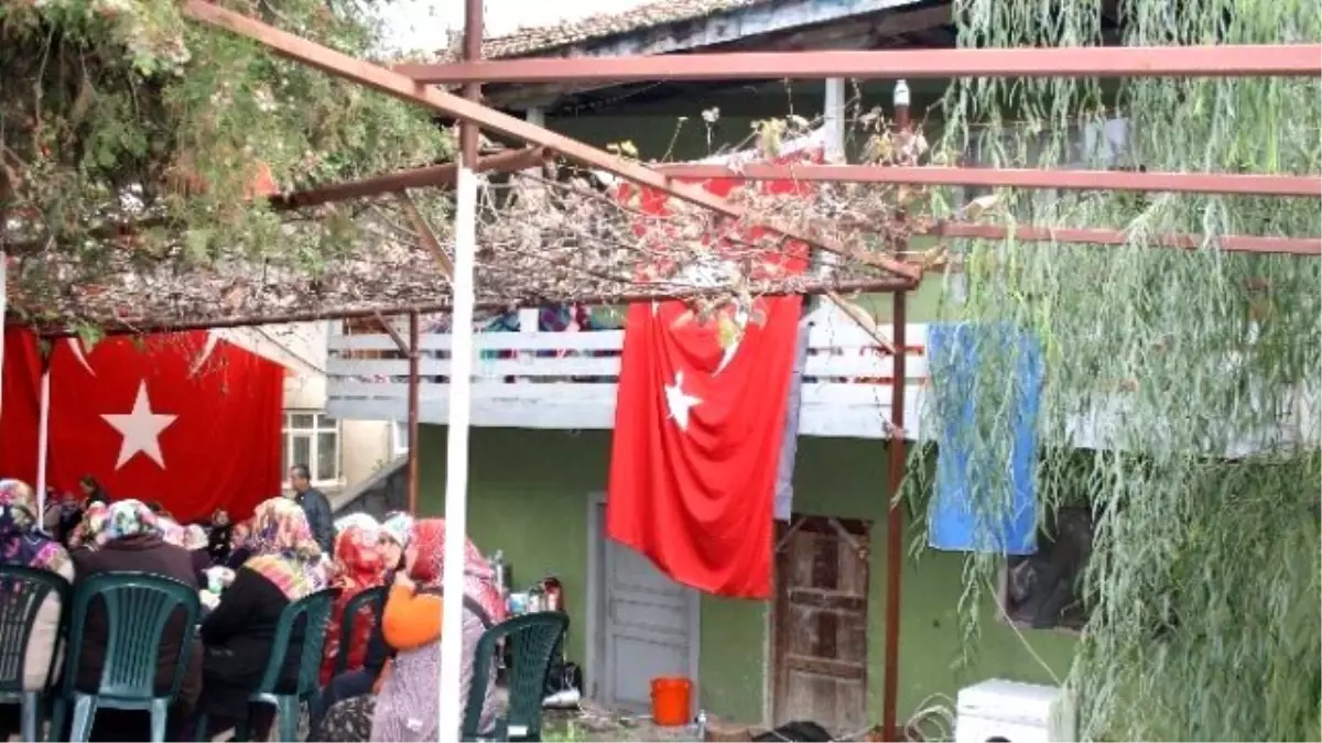 Şehidin Çökme Tehlikesi Olan Evini Askerler Güçlendirdi