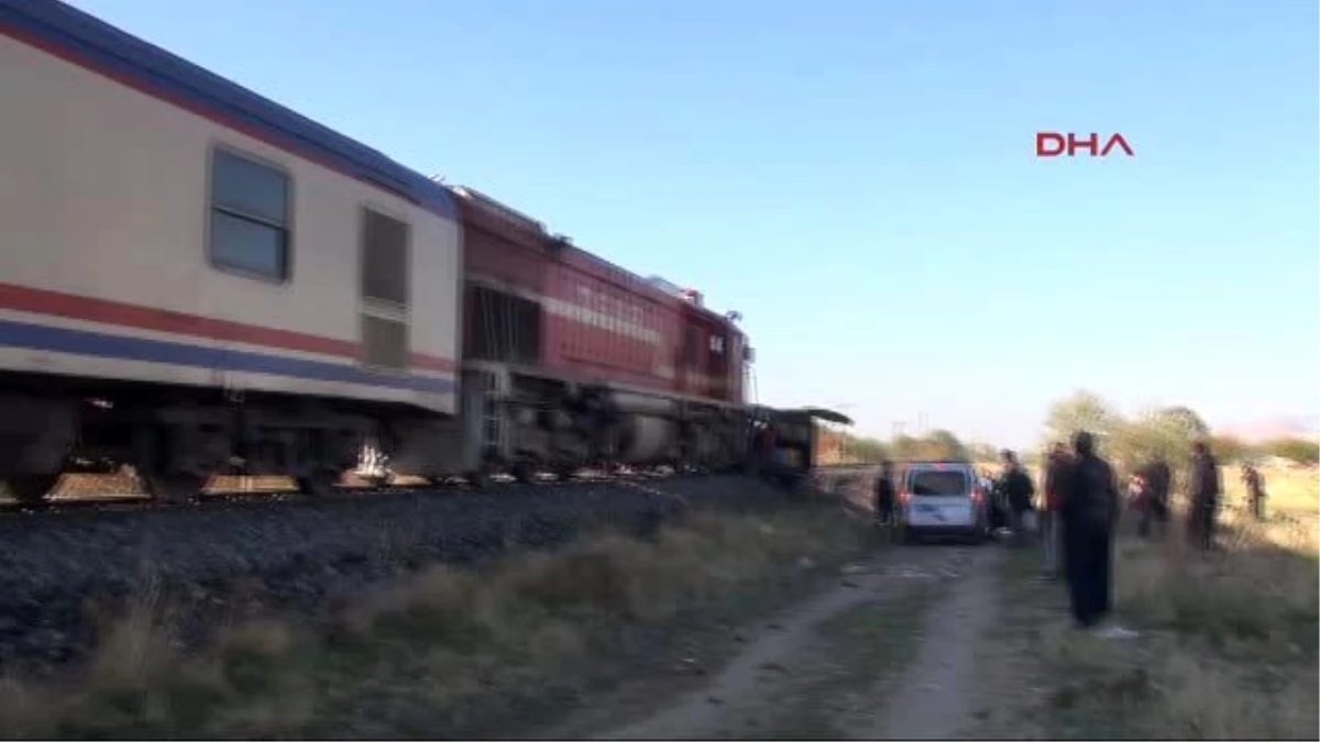 Trenin Çarpıp 200 Metre Sürüklediği Otomobilde 2 Kişi Yaralandı