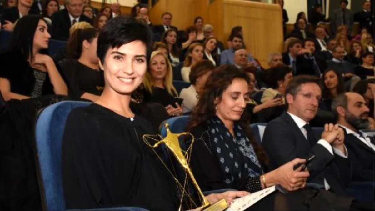 Tuba Büyüküstün Vatikan\'dan Ödül Aldı