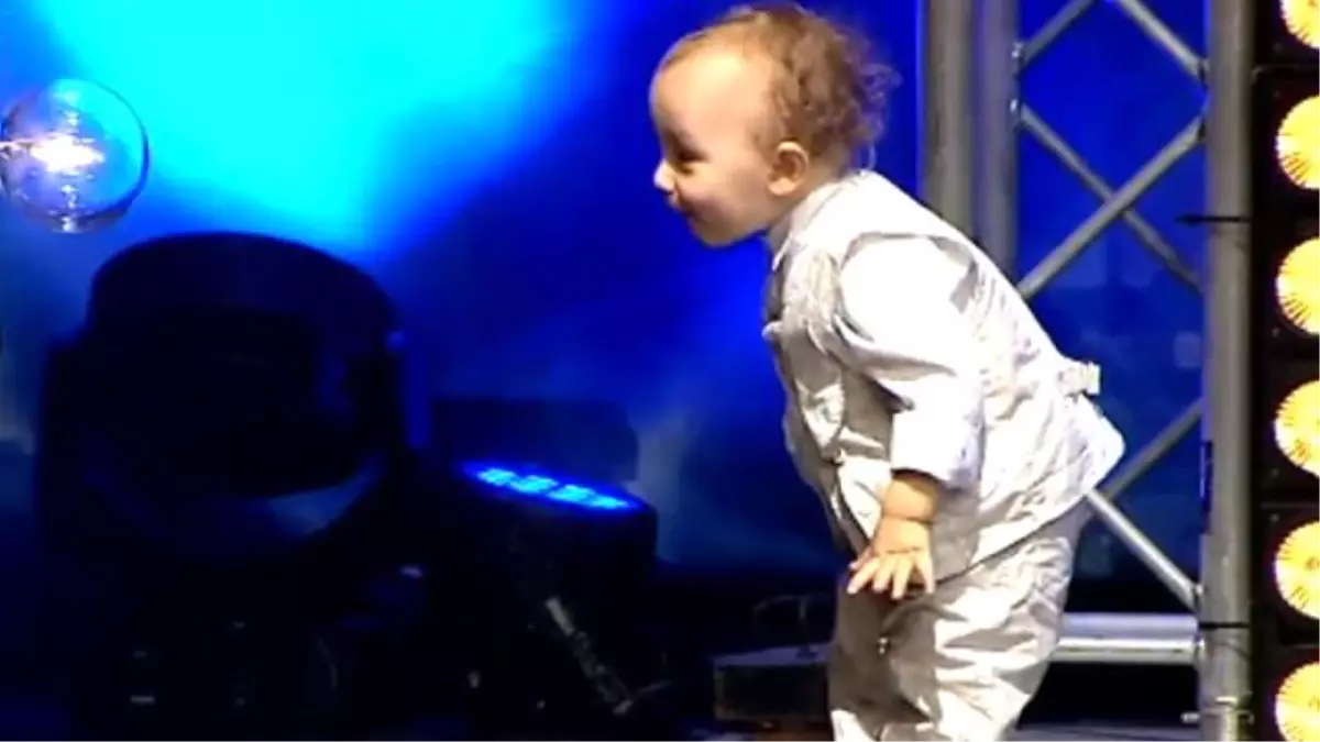 Yetenek Sizsiniz Sahnesinin Davetsiz Misafiri! Bir Anda Sahneye Atladı!