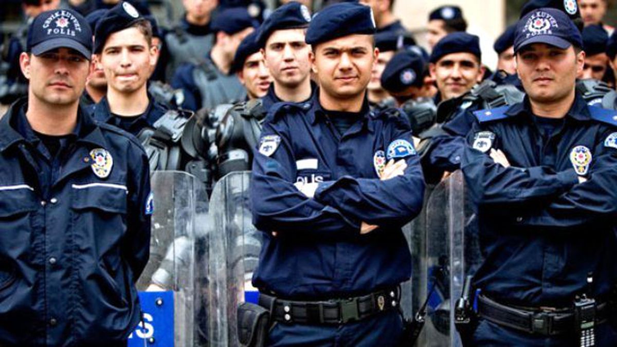 AK Parti'nin Önceliği Polislere Zam