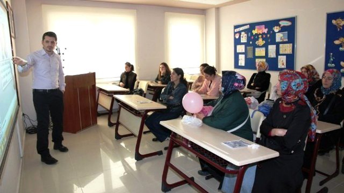 Anne Okulu\'nda Çocuklarını Daha İyi Tanımayı Öğreniyorlar