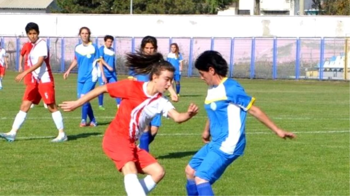 Bozüyük Bayan Futbol Takımı İlk Karşılaşmasında Farklı Kaybetti