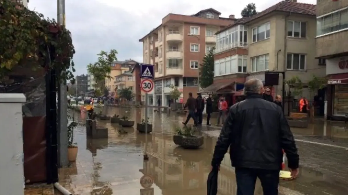 Çaycuma\'da İşyerlerini Su Bastı