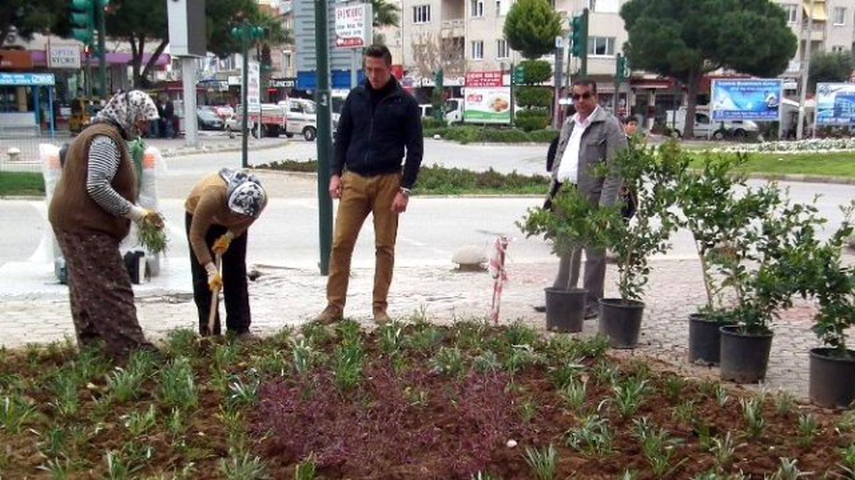 Didim\'de Üniversiteliler Parkları Düzenliyor