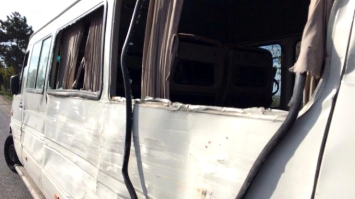 Elazığ\'da Minibüs ile Kamyonet Çarpıştı: 2 Yaralı