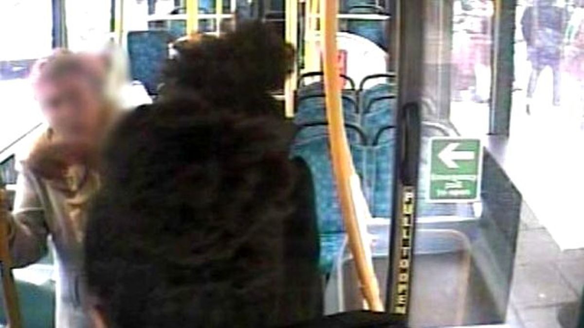 Genç Kız, 87 Yaşındaki Kadına Otobüste Yumruk Attı
