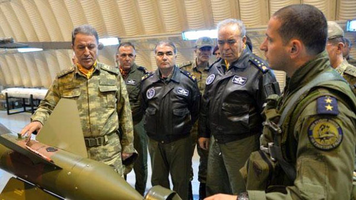 Genelkurmay Başkanı Akar'dan Pilotlara Fular Jesti