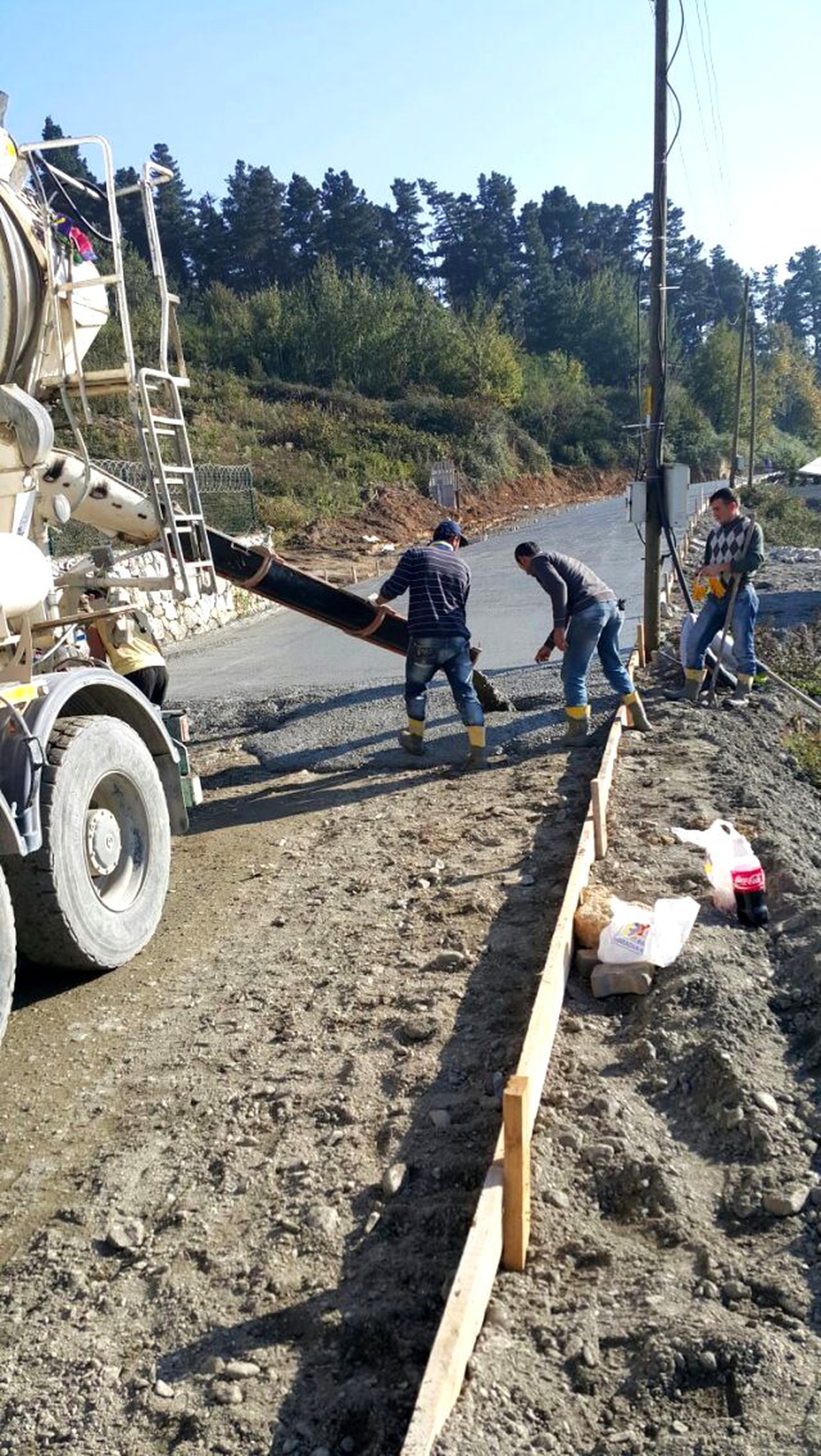 Göl Mahallesi Caddeleri Yol Zeminlerine Dişli Beton