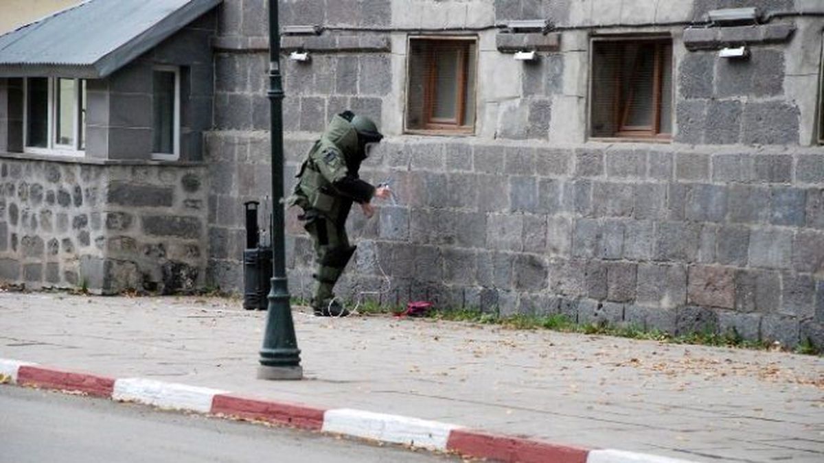 Kars Emniyet Müdürlüğü Önündeki Şüpheli Çanta Patlatıldı
