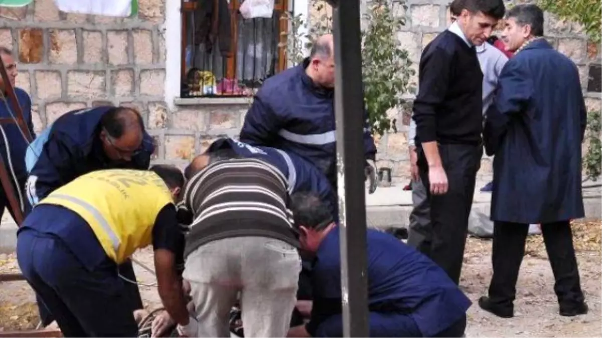 Kuyuya Düşen İşçiyi İtfaiye Erleri Kurtardı