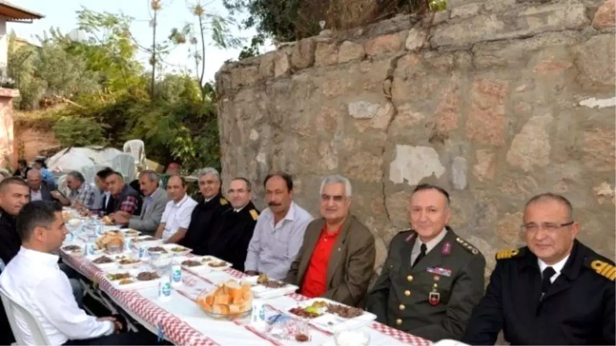 Mersin Protokolü, Şehit Uzman Çavuş İçin Düzenlenen Yemeğe Katıldı