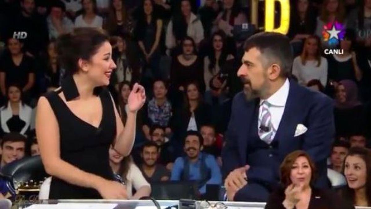 Okan Bayülgen, Canlı Yayında Merve Özbey'in Göğsüne Dokundu