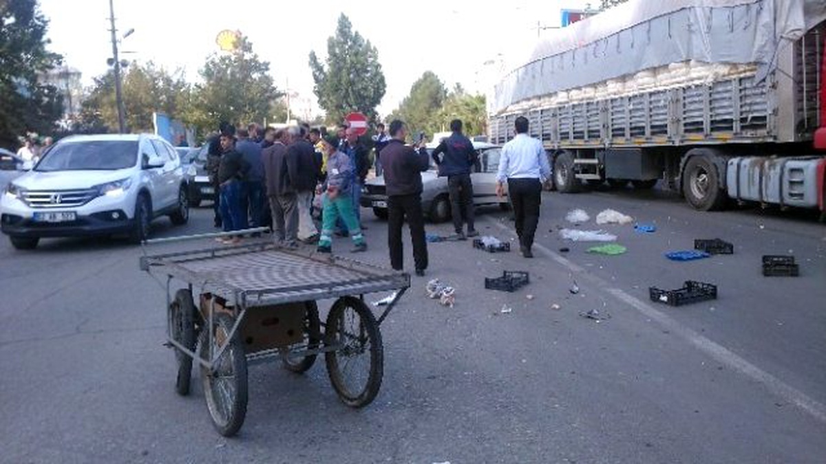 Otomobil Seyyar Satıcıya Çarptı: 1 Yaralı